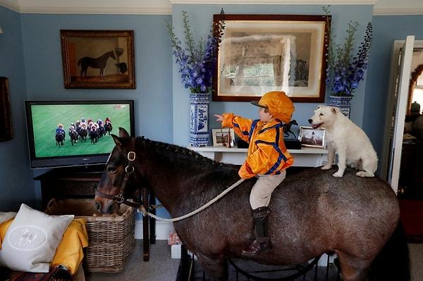 10. 3 yaşındaki at yarışı tutkunu, seyircisiz düzenlenen at yarışlarını izliyor, İngiltere.
