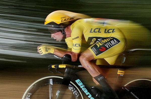 23. Fransa Bisiklet Turu'nda Jumbo-Visma takımının pilotu Primoz Roglic, sarı mayosuyla...