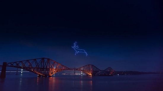 İskoçya'da 150 Drone ile Gökyüzünde Geyik Formu Oluşturuldu