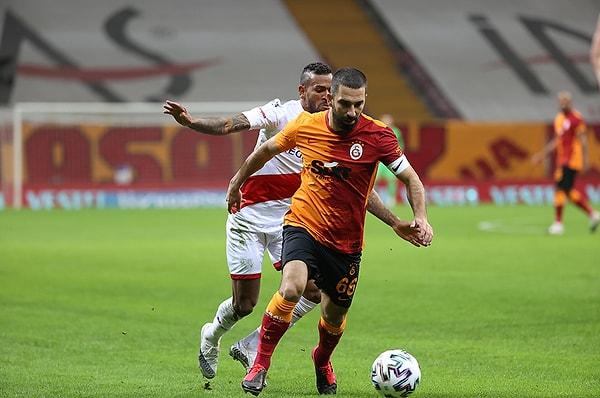81. dakikada sarı kart gören Arda Turan da Konyaspor maçında cezalı duruma düştü.