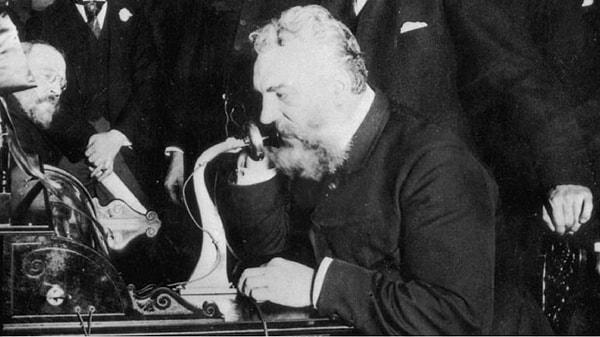 4. "Bir kapı kapanırsa bir başkası açılır." sözü aslında Alexander Graham Bell'e aittir. Graham Bell, o söze şöyle devam eder: "Fakat biz kapanan kapıya öylesine uzun ve öylesine üzülerek bakarız ki, bizim için açılan diğer kapıyı göremeyiz.''