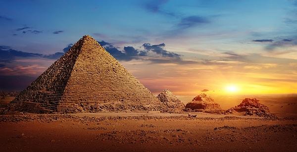 9. Eski Mısırlılar 12 ayı tam 30 güne bölmüşlerdi, yıl sonunda ise kalan 5 günü kutlamalara ayırıp 365'e tamamlıyorlardı.