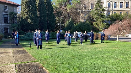 Akademisyenlerin Boğaziçi Rektörlük Devir Teslim Töreni Protestosu: Cübbeleriyle Sırtlarını Döndüler