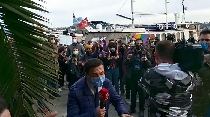 Boğaziçi Öğrencileri, Beyaz Tv Haber Yaptığı Sırada 'Seçim İstiyoruz' Sloganları Attılar