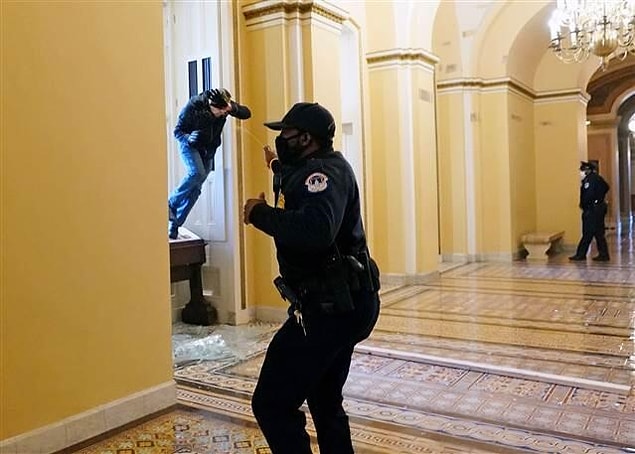 ABD'de göstericilerin barikatları aşarak Kongre binasına girmesi üzerine Kongredeki oturumlara ara verildi ve Mike Pence bina dışına çıkarıldı.