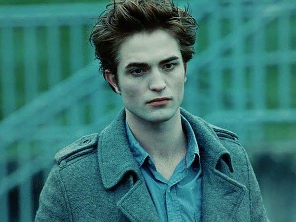 Stephenie Meyer'ın aynı adlı roman serisi Twilight'la başlayan Edward Cullen yolculuğu ise hem Pattinson'ın kariyerinde bir dönüm noktası oldu...