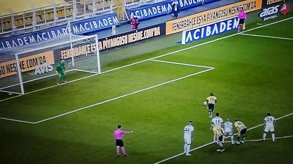 Fenerbahçe 65. dakikada penaltı kazandı. Marafona, Valencia'nın penaltısını kurtardı.