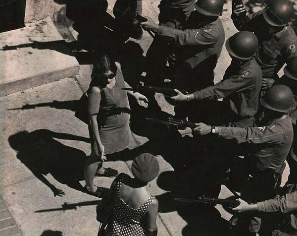 6. Моя беременная мама под дулом пистолета пытается вернуться домой. Май 1969 года, Беркли.