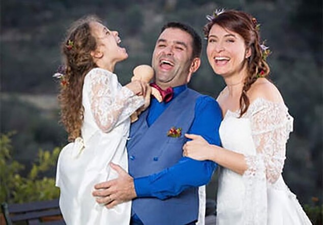 Taa ki birbirleriyle tanışana kadar. Aşk Kanunu dizisinin setinde tanışan çift aşık olup kısa bir süre içinde evlendiler.