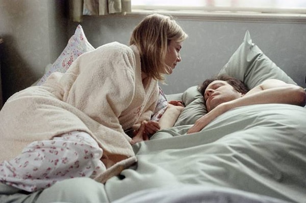 7. Персонажи целуются в постели сразу после пробуждения