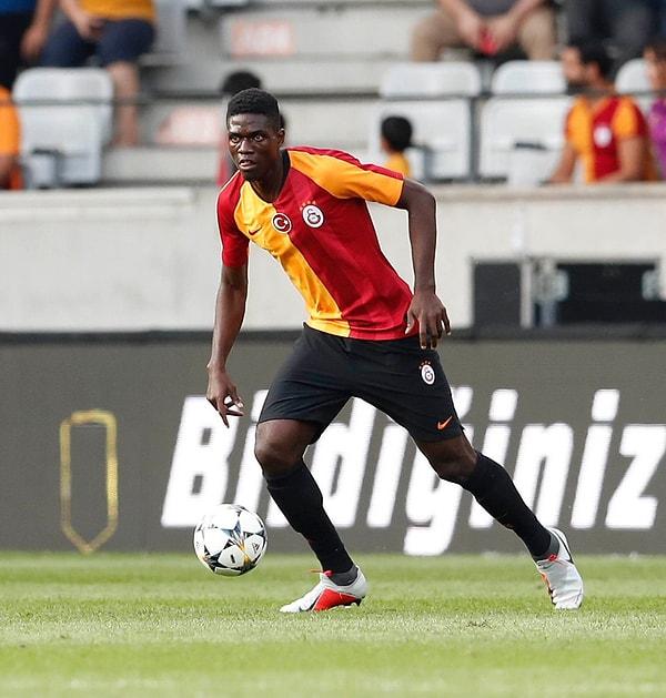 82. dakikada oyuna giren 21 yaşındaki Nijeryalı stoper Ozornwafor, Galatasaray formasıyla ilk kez sahaya çıkmış oldu.