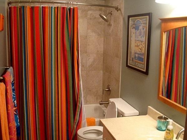6. Bohem ve rahat bir banyo tasarlamak istiyorsanız duş perdeleri bir numaralı dekorunuz olabilir.