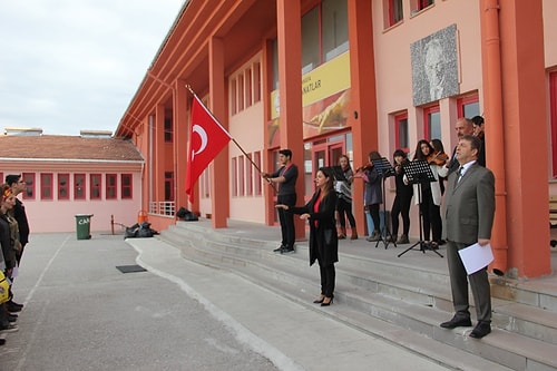 Pazartesi Günü Saat 10'da: Tüm Okulların Bahçesinde Bayrak Töreni Yapılacak, İstiklal Marşı Okunacak