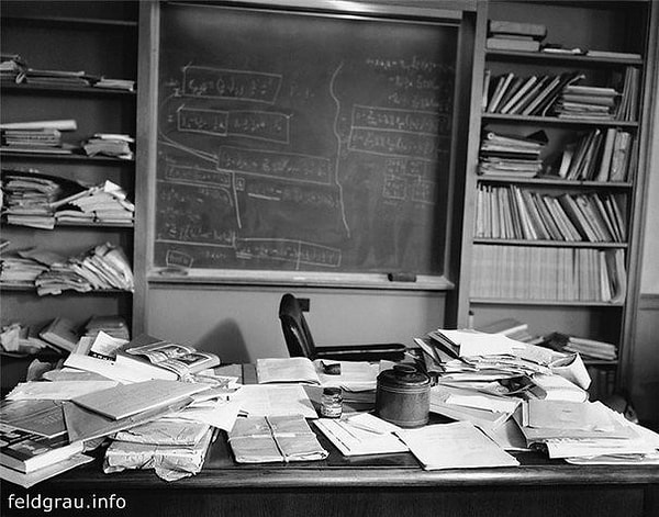 6. Стол Альберта Эйнштейна спустя несколько часов после его смерти, 1955 г.