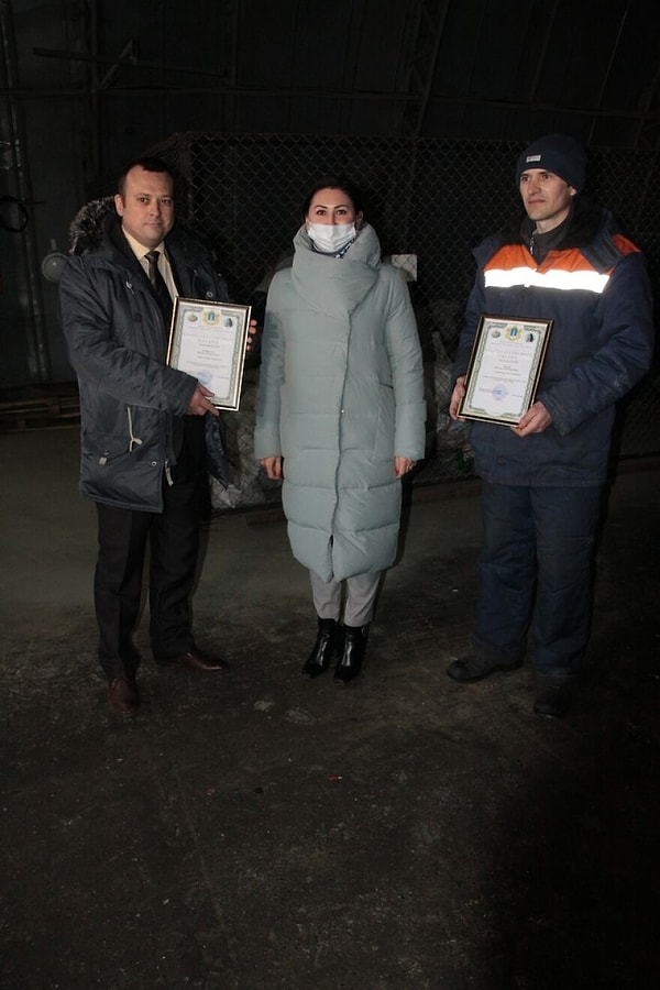 Михаил Тукаш - сотрудник, нашедший котика, получил премию за спасение.