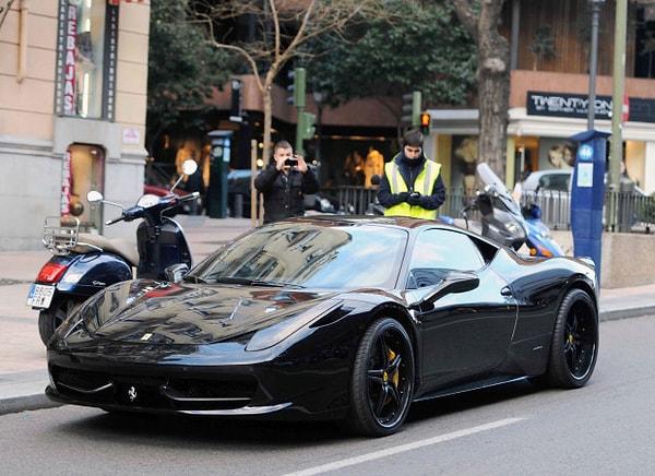 Lüks araba sevdasıyla bilinen Özil, ayrıca İtalya'da 200 bin sterlin değerinde bir Ferrari'de de görülmüştür.