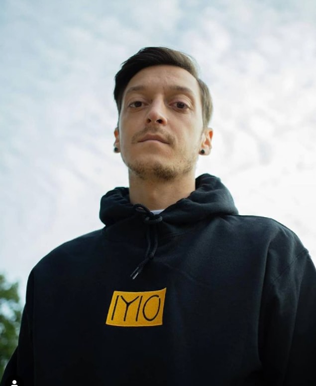 Haftalık 350.000 sterlinlik maaşından salgın kesintisi yapmayı reddeden Mesut Özil, Londra'da 10 milyon sterlinlik çarpıcı bir evde yaşıyor.