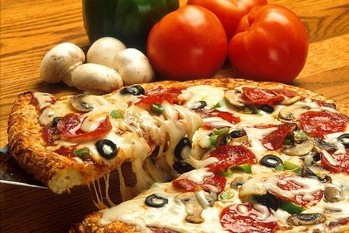 Hamur Yoğurmakla Uğraşmak İstemeyenler İçin Pratik ve Hızlı Pizza