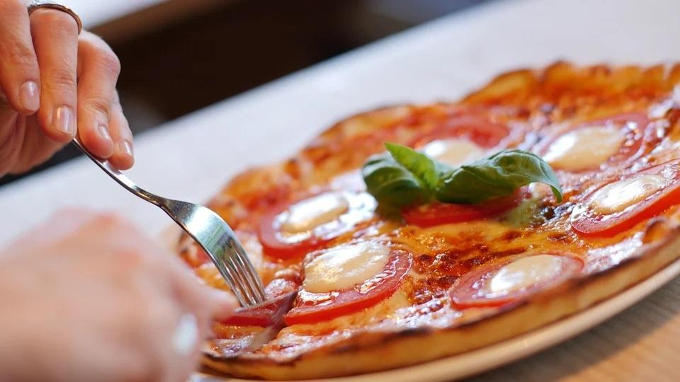 Hamur Yoğurmakla Uğraşmak İstemeyenler İçin Pratik ve Hızlı Pizza