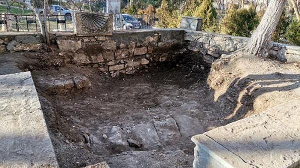 Mezar yeri tespit çalışmaları kapsamında, Bağlar Mahallesi'nde bulunan Orta Çeşme Parkı'nda bulunan 2 tarihi mezarda kazı çalışması başlatıldı.