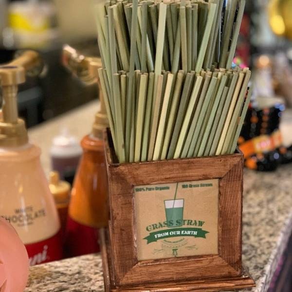 7. Трубочки, сделанные из травы.