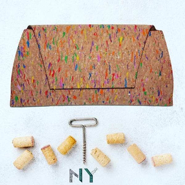 13. Оригинальная дамская сумочка, сделанная из винных пробок.