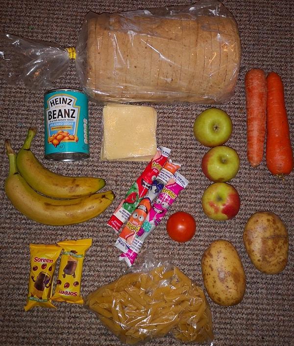 Paketin içerisinde ise elma, patates, muz, ekmek, havuç ve peynir bulunuyordu.
