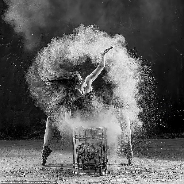 Барабанщица осыпана разноцветным порошком во время удара по инструменту в Джакарте, Индонезия. Рамеш Летчманан из Сингапура получил почетную награду в любительской концептуальной категории за свою картину.