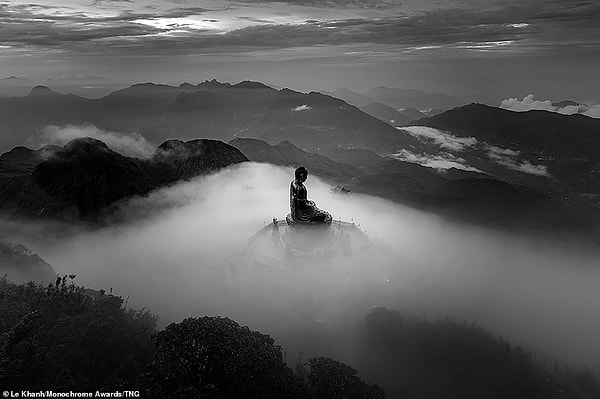 Бронзовая статуя Будды окутана туманом на вершине горы Фансипан во Вьетнаме, высота которой составляет 3147 метров. Фансипан называют крышей Индокитая, и для создания этого сооружения все материалы были перенесены на вершину горы небольшими тропами. Фотограф Ле Хан, занявший третье место в категории «Архитектура», сказал: «Это очень редкий момент, когда облака следуют за ветром над вершиной горы, и этого достаточно, чтобы увидеть это сооружение».