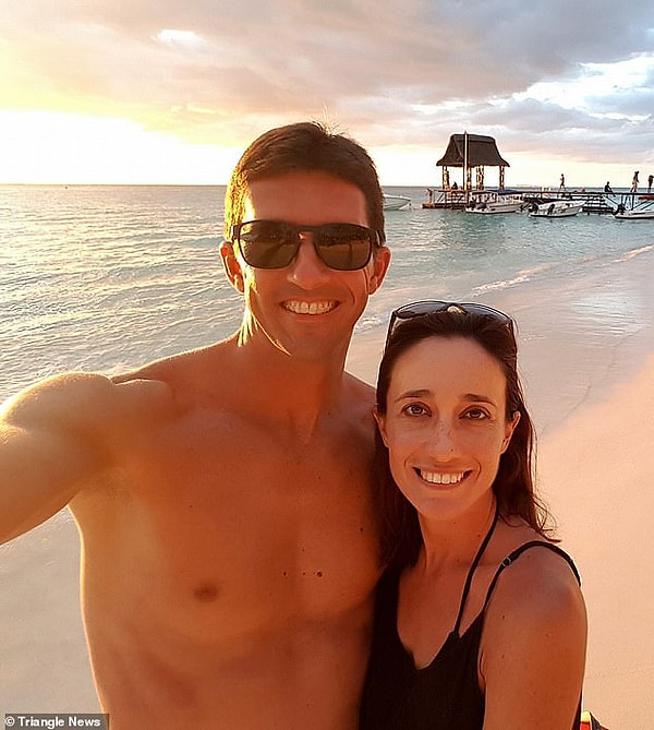 А вот и Дэвид Де Бир (слева) и его жена Маришка (справа), которые столкнулись с семьей львов на пустующем участке.