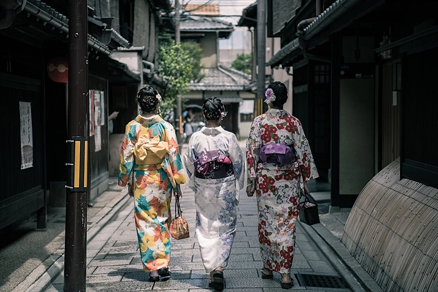 Küçədə kimono gəzən xanımlara rast gələ bilərsiniz.