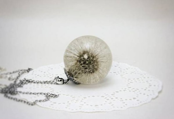 1. "Я сделала это! Наконец-то мне удалось сделать кулон из настоящего одуванчика".