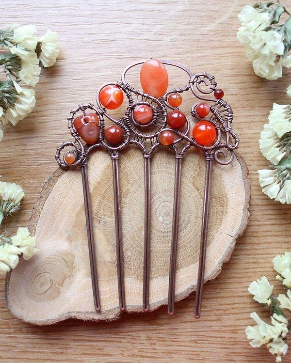 13. "Я хотела немного продлить эту прекрасную осень, поэтому решила смастерить гребешок из сердолика".