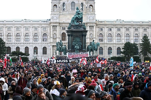 Avusturya’da Binlerce Vatandaş Korona Önlemlerini Protesto İçin Sokağa Çıktı