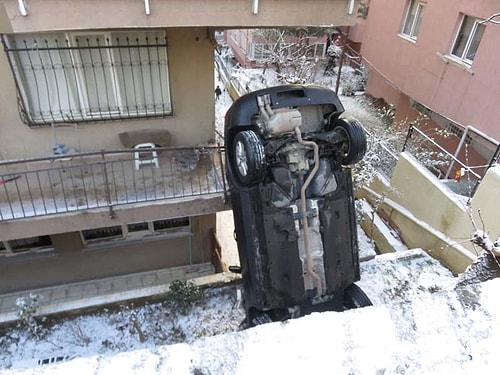 Üsküdar'da İlginç Kaza! Apartmanın Bahçesine Uçan Araç Dik Durdu