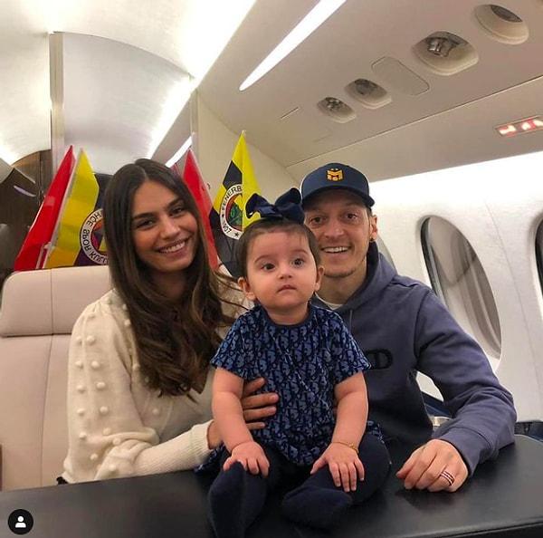 Özellikle Fenerbahçeliler Özil'in uçağının Türkiye'ye inmesini beklerken, Özil de Instagram hesabından kızı Eda ve eşi Amine Gülşe ile bir paylaşım yaptı.