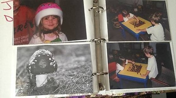 16. "В детстве родители говорили мне и моему брату, что у нас был еще один брат, который превратился в гриб из-за того, что не принимал ванну. Они даже добавили его фото в семейные альбомы!»