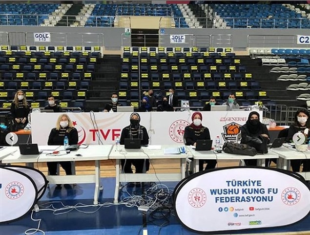 Turnuvada daha önce skandallarıyla gündeme gelen Fatma Akyüz ve Elif Akyüz de hakemlik yaptı.