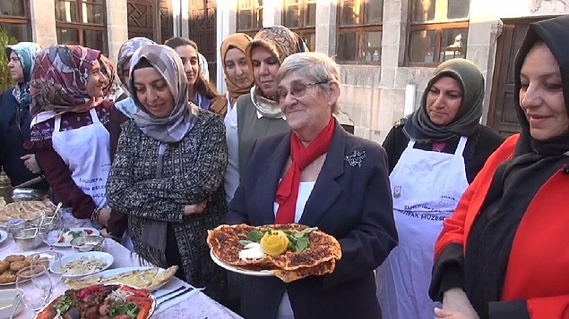 Canan Karatay'dan onay alabilen "en sağlıklı fast food"  lahmacun