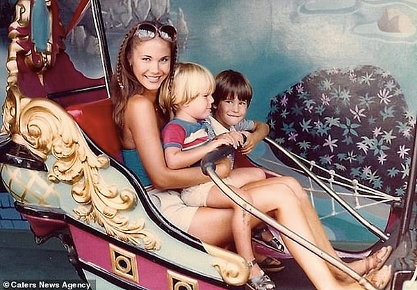 Лесли (на фото после окончания средней школы) было всего 17 лет, когда она была беременна старшим сыном, и 19 лет - младшим.