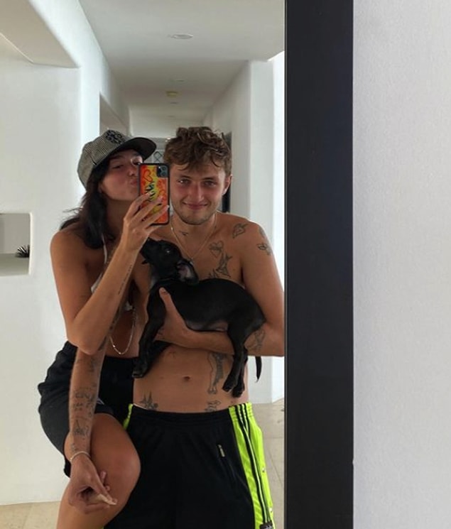 Kendisi Gigi ve Bella Hadid'in erkek kardeşleri Anwar Hadid ile birlikte.