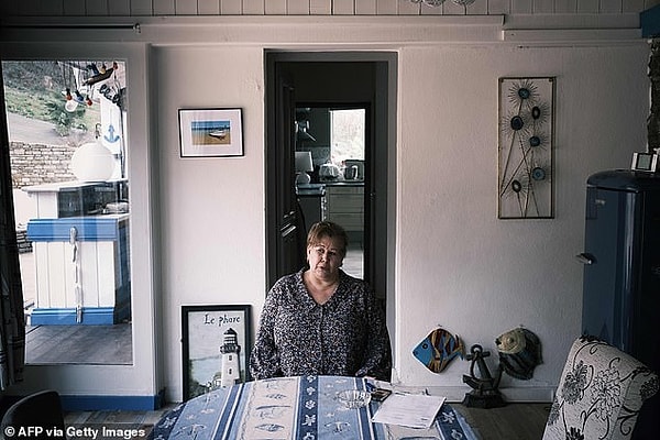 Жанна Пушен, которую с ноября 2017 года суд по трудовым спорам объявил мертвой, сидит за своим обеденным столом 8 января в Сен-Жозефе.