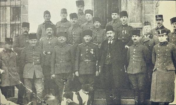 7 Ağustos 1918'de Vahdettin tarafından 7. Ordu Komutanlığına Halep'e atanan Mustafa Kemal ve hemen yanı başında Alp...