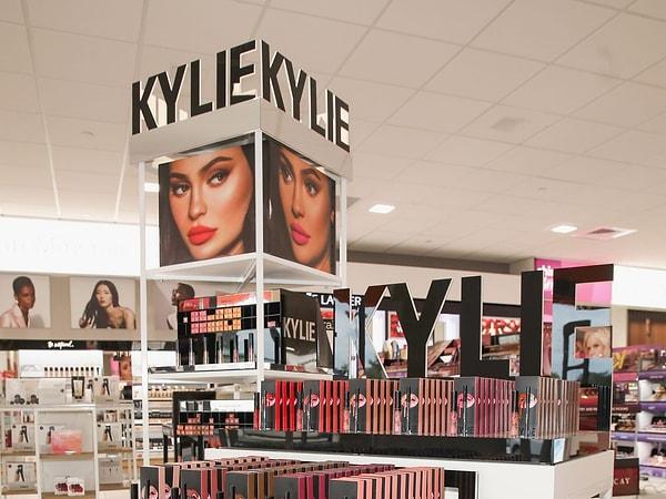 3. Kylie Jenner'ın markası Kylie Cosmetics de inanılmaz tuttu. Bu sayede kazandığı paraları uzunca süre konuşmuştuk hatta...