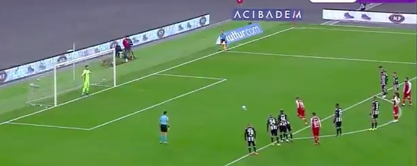 78. dakikada Rosier'in Ndiaye'ye müdahalesiyle Karagümrük penaltı kazandı. Penaltı için topun başına geçen Borini, Süper Lig kariyerinin ilk golünü attı: 1-4