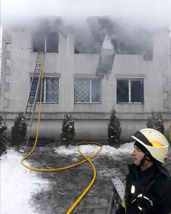 Bununla birlikte, iki katlı binada yangın esnasında 33 kişinin olduğu belirtildi.