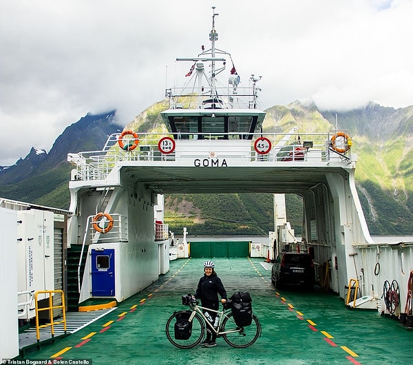 Белен со своим велосипедом на пустом двустороннем автомобильном пароме, пересекающем удаленный фьорд на западе Норвегии.