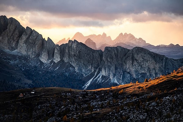 В Италии пара проехала пять переездов за пять дней, что с 25 кг багажа оказалось довольно непросто. В разделе с советами в книге говорится: «Средняя высота перевала составляет около 1400 м, что в сумме может быть больше, чем восхождение на высоту Эвереста на загруженном велосипеде. Тщательно спланируйте свой маршрут»