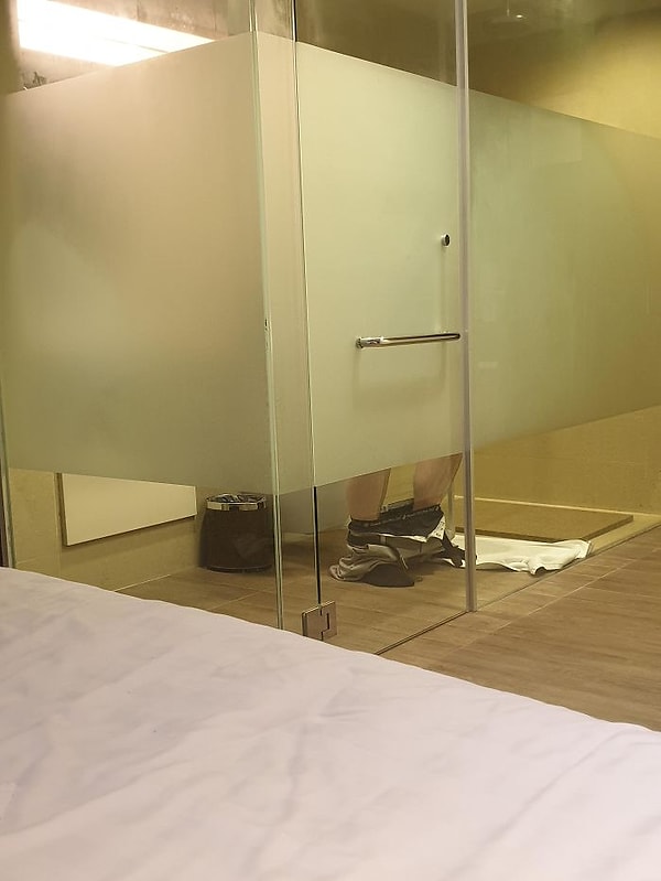 18. Вот такой вид открывается моей девушке с кровати нашего гостиничного номера.