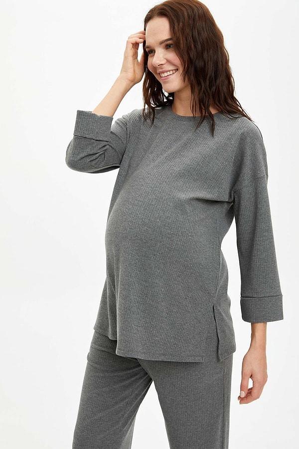 16. S-3XL arası beden seçeneği bulunan yırtmaçlı hamile tişörtü rahatınız için almanızı önerdiğim parçalardan biri.